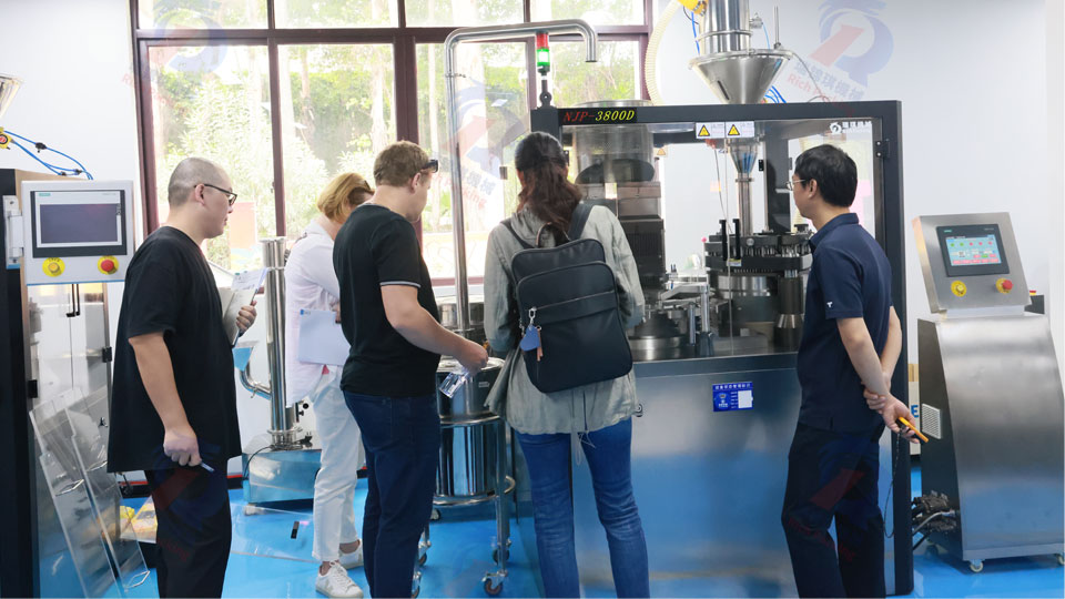 英国客户实地考察瑞锦琪，NJP-3800D高速胶囊充填机展现高度稳定性