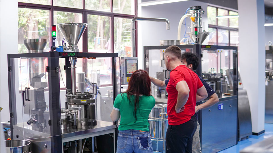 罗马尼亚客户实地验机，NJP-1500D胶囊填充机以高精度与易操作性赢得认可