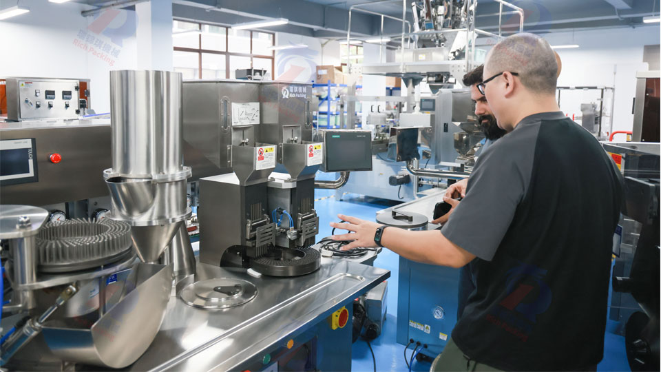 波兰制药客户莅临瑞锦琪考察，深度评估全自动与半自动胶囊填充机