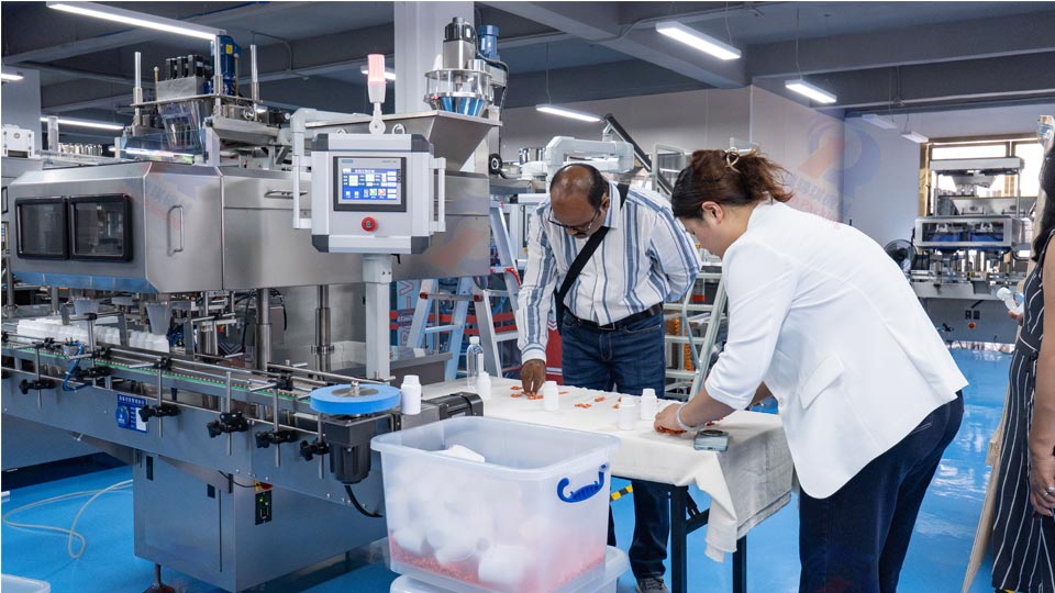 印度制药企业客户到访广东瑞锦琪，实地验核16通道电子数粒机性能