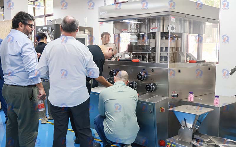 西班牙洗涤片生产商代表团赴广东瑞锦琪考察400kN高效压片机