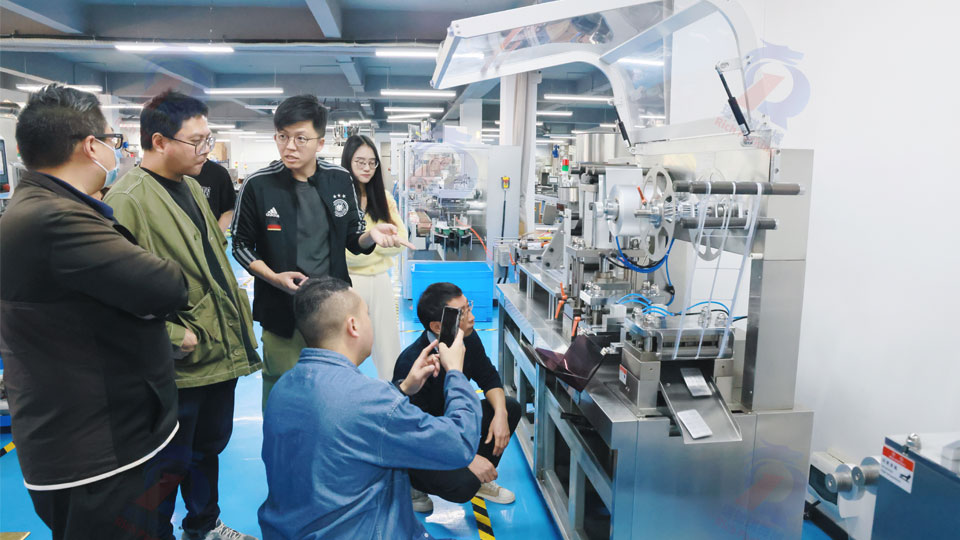 从疑虑到信服——香港客户亲验瑞锦琪180Pro泡罩包装机，两大生产痛点获圆满解决