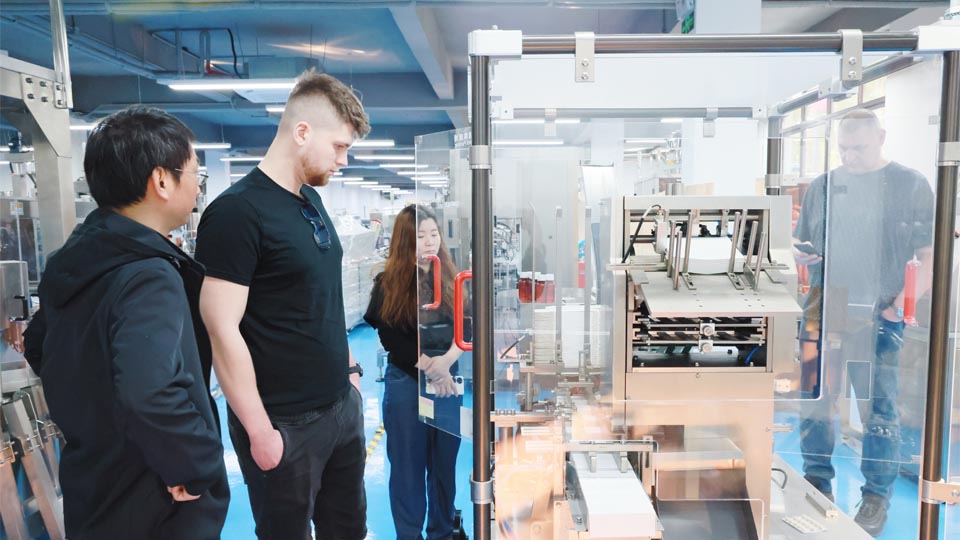 俄罗斯客户莅临广东瑞锦琪现场考察：深度体验120L装盒机一机多用的高效解决方案