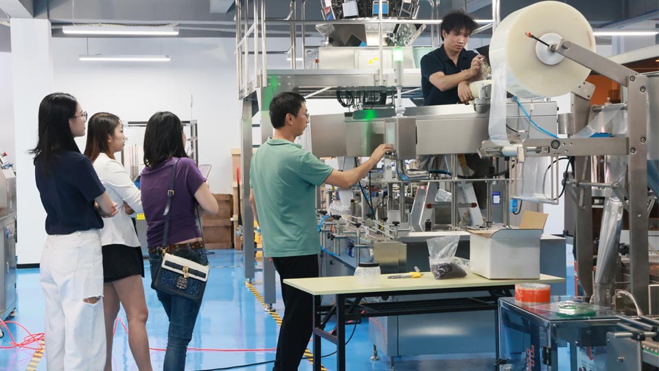 福建客户实地考察瑞锦琪软糖数粒机，见证高精度分装解决方案