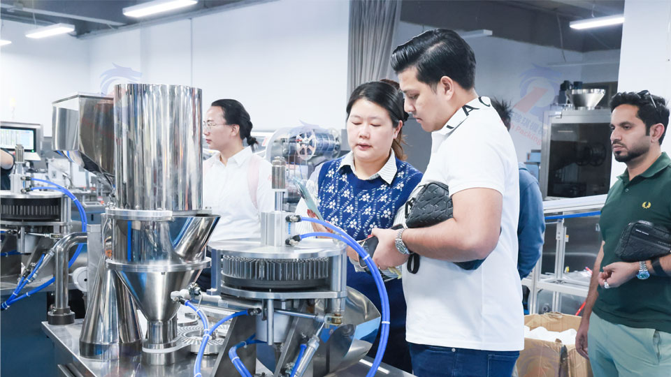 广东瑞锦琪胶囊填充机和数粒机以技术创新赢得缅甸客户代表团高度赞誉