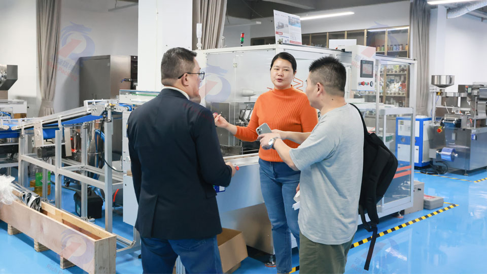 菲律宾客户莅临广东瑞锦琪，现场考察270Max泡罩机与130W装盒机高效生产联线