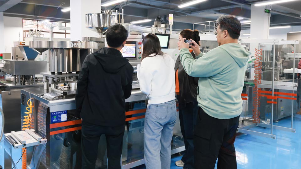 泰国客户代表团实地验机 高度认可辊板泡罩包装机综合性能