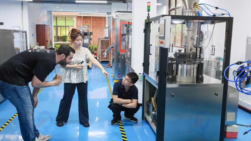 德国客户到访广东瑞锦琪，全自动胶囊充填机1500D凭硬核技术获青睐