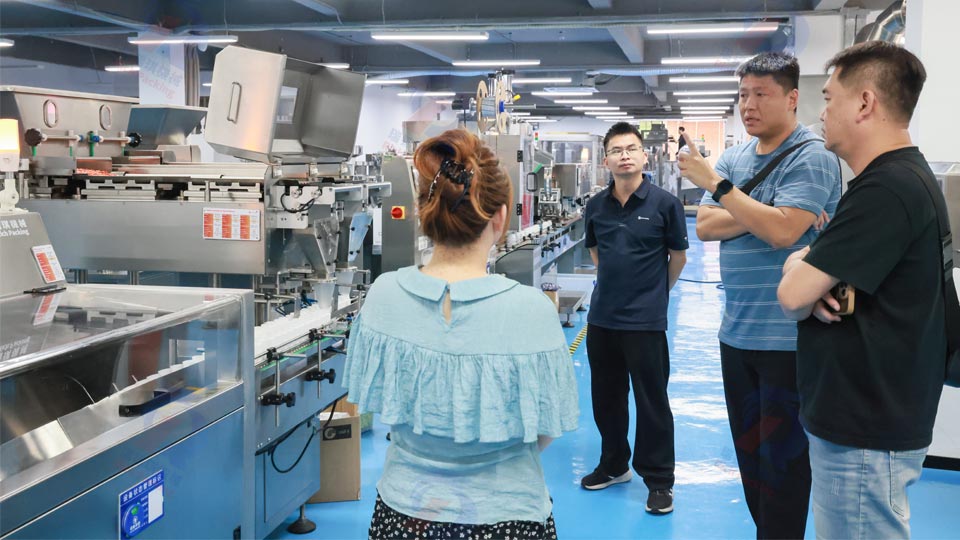 马来西亚客户到访广东瑞锦琪，现场考察数粒瓶装生产线