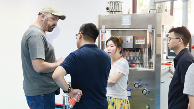 俄罗斯客户实地考察ZP-27D压片机，重点关注GMP合规与售后服务